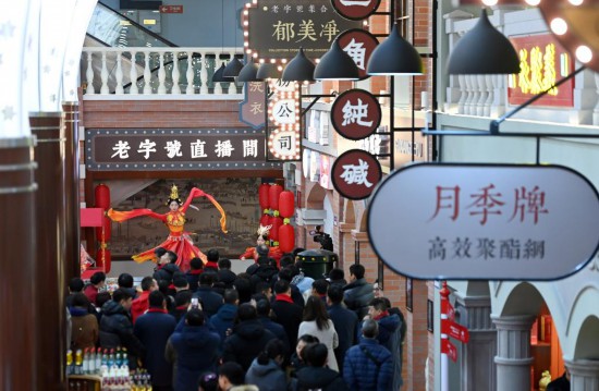 顧客在天津老字號(hào)集合店內(nèi)觀看演出。新華社記者 趙子碩 攝